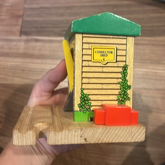 Thomas the Tank Engine Wooden Conductor Shed #5 Guilane 2001 Train Track Toll - Picture 3 of 5